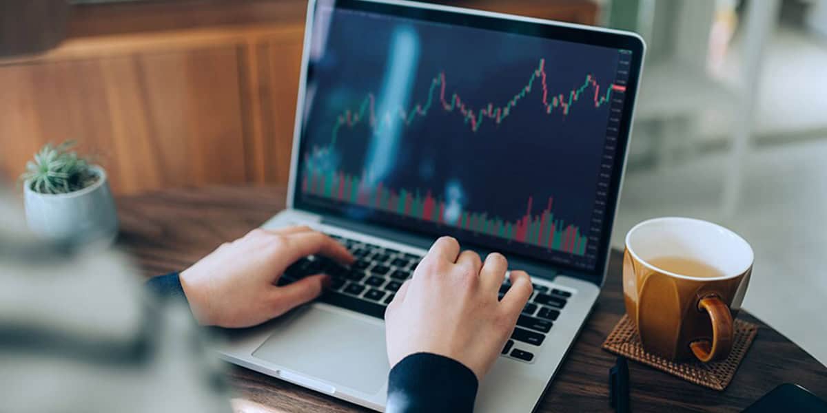 Professional trader implementing risk management strategy for derivatives trading with stop-loss orders on trading platform